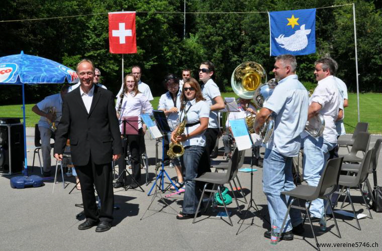 Der neue Dirigent Urs Gdel ist zu Recht stolz auf seine MusikerInnen