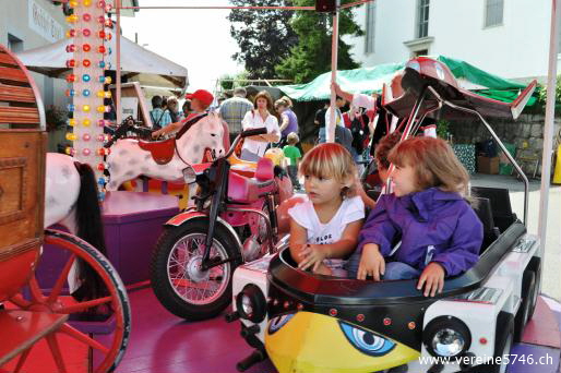 Begeisterte Kinder auf dem Karussell.