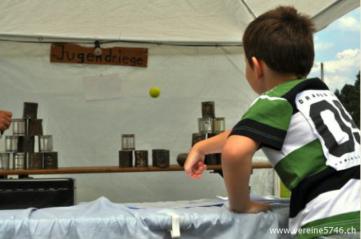 Büchsenwerfen am Stand der Jugendriege Büchsenwerfen am Stand der Jugendriege