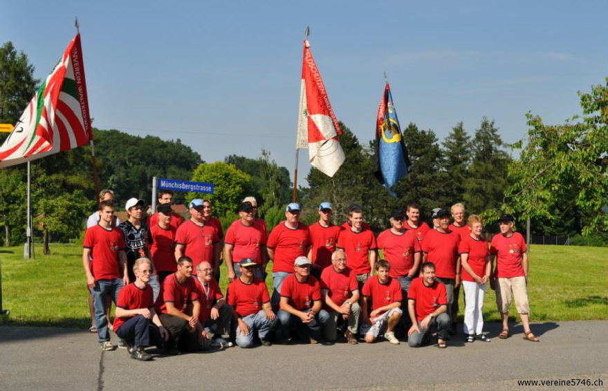 Gruppenfoto mit Fahnendelegationen